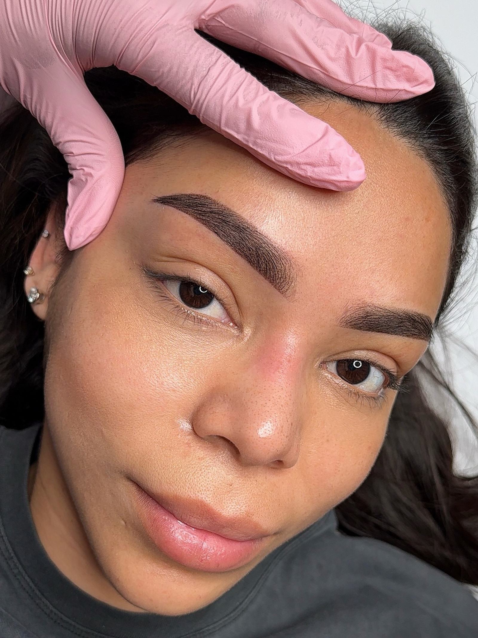 Procedimiento de microblading en curso